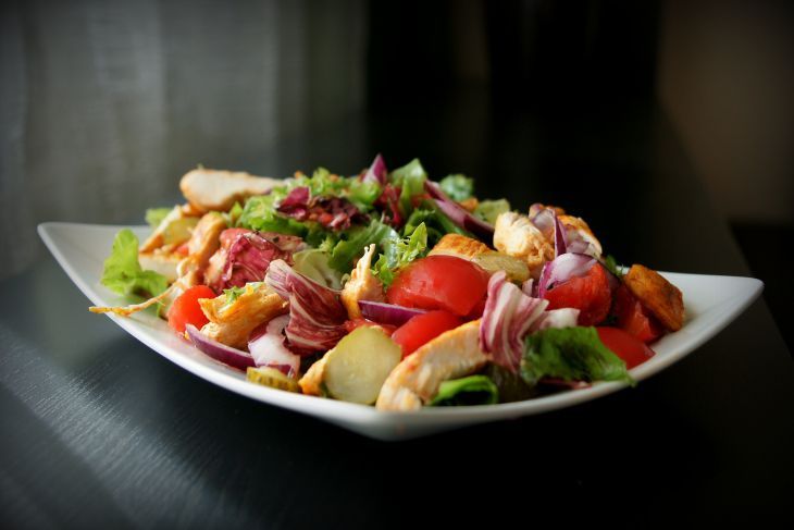 Вкусные салаты с сайрой: простые рецепты для вашего стола Вкусные салаты с сайрой: простые рецепты для вашего стола
