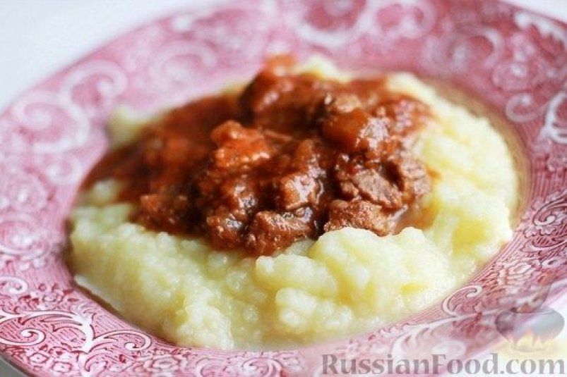 Гуляш из нежной говядины с пюре: блюдо, которое покорит и детей, и взрослых Гуляш из нежной говядины с пюре: блюдо, которое покорит и детей, и взрослых