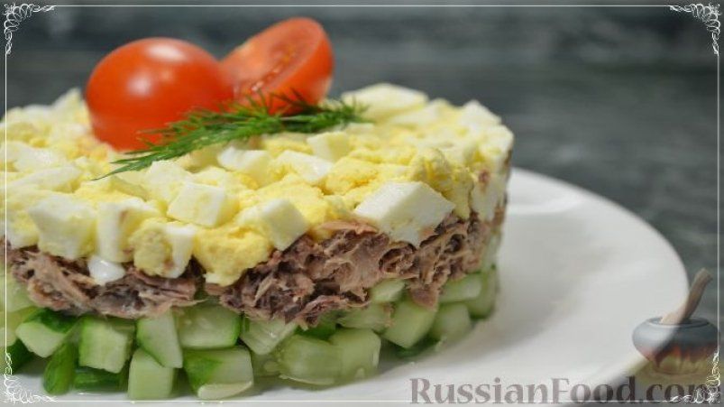 Быстрый и вкусный салат с тунцом, яйцом и огурцом Быстрый и вкусный салат с тунцом, яйцом и огурцом