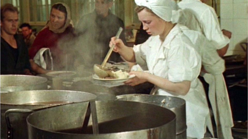 Мифы и реальность советских столовых: что на самом деле скрывалось за дверями общепита Мифы и реальность советских столовых: что на самом деле скрывалось за дверями общепита