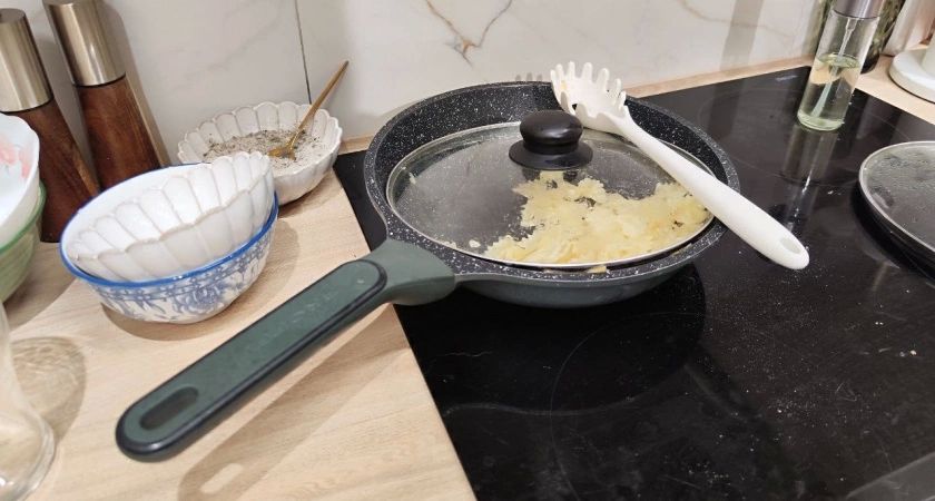 Дырка в ручке сковороды: неожиданный помощник на кухне