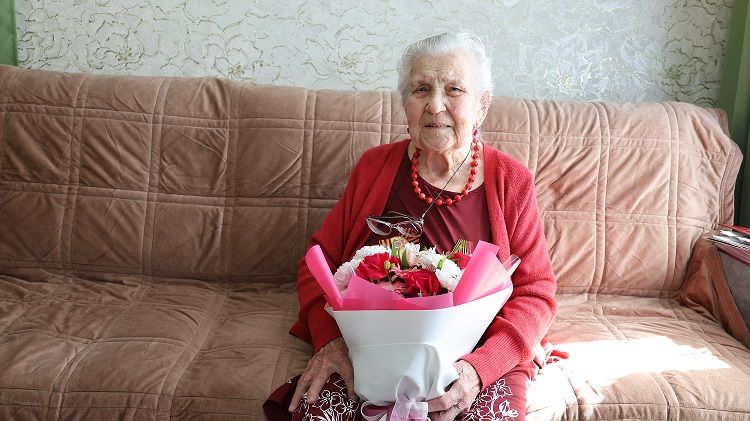 В Башкортостане отметили 80-летие Победы, поздравив ветеранку МВД с 101-м днем рождения