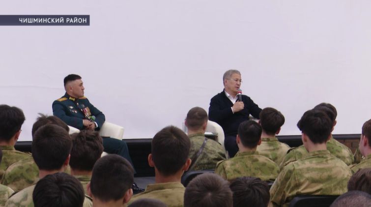 Радий Хабиров делится опытом с юными патриотами на сборах в парке «Патриот» Радий Хабиров делится опытом с юными патриотами на сборах в парке «Патриот»