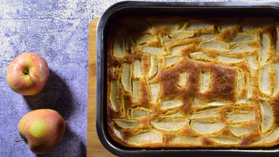 Яблочная творожная лепёшка: быстрый и вкусный десерт без духовки