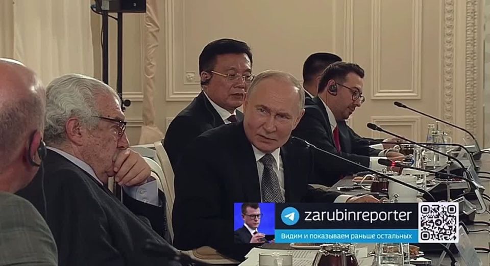 Непредсказуемые вопросы: Путин и зарубежные журналисты на ПМЭФ