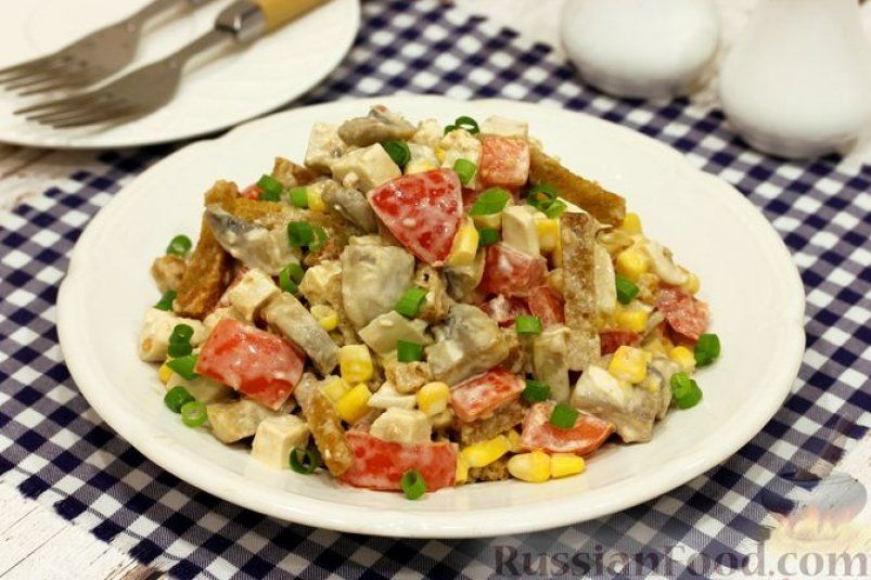 Салат «Пятёрка вкуса»: сочное куриное наслаждение с грибами, кукурузой и сухариками