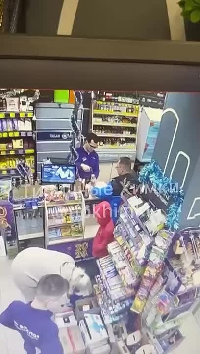 В Химках мужчина на глазах продавцов и посетителей алкомаркета избил свою 9-летнюю дочь