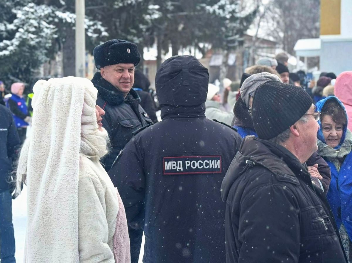 Сотрудники Уфимского ЛУ МВД России на транспорте обеспечили охрану общественного порядка во время прибытия в Уфу и Стерлитамак Поезда Деда Мороза Сотрудники Уфимского ЛУ МВД России на транспорте обеспечили охрану общественного порядка во время прибытия в Уфу и Стерлитамак Поезда Деда Мороза