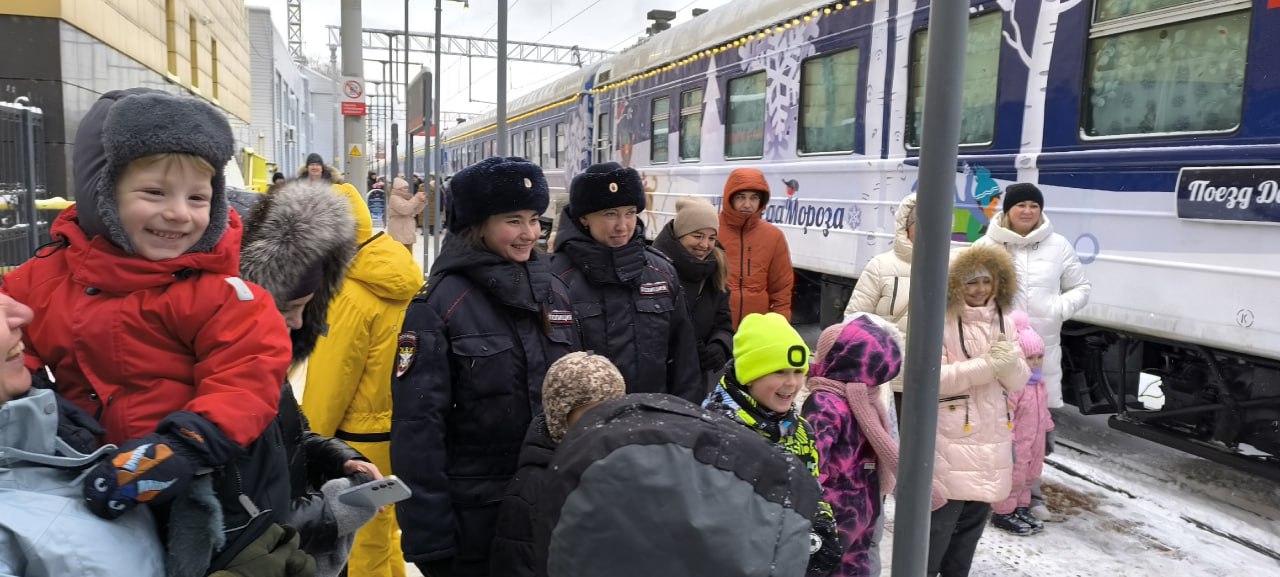 Сотрудники Уфимского ЛУ МВД России на транспорте обеспечили охрану общественного порядка во время прибытия в Уфу и Стерлитамак Поезда Деда Мороза Сотрудники Уфимского ЛУ МВД России на транспорте обеспечили охрану общественного порядка во время прибытия в Уфу и Стерлитамак Поезда Деда Мороза