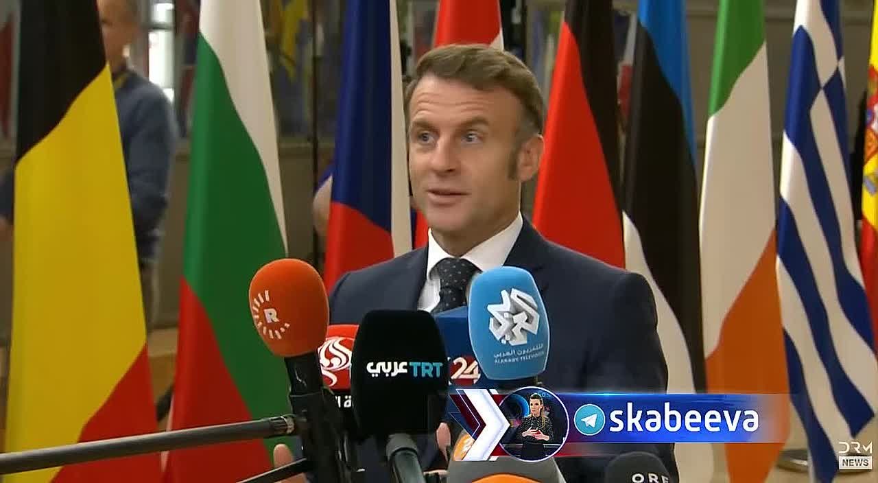 Раненного французского петуха раздражают двигающиеся микрофоны