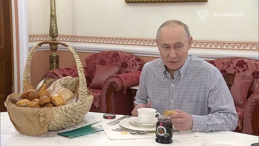 Путин получил вкусненькое из подмосковной пекарни